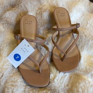 a new day Women's Tan Strappy Toe-Loop Sandals size 7.5 NWT